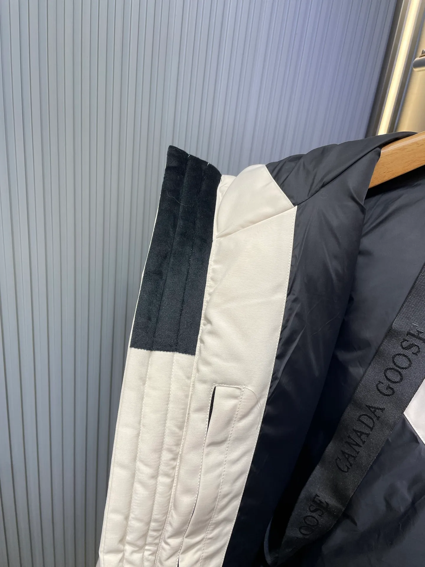 P910 special version 🌟 🇨🇦CANADA GOOES 24 new models 08 models/couple models Factory direct supply: supplying global purchasing agents, micro-business, entities, Tmall, high-end stalls and studio cooperation, free shipping! Canada Goose Expedition Parka 2008 is the same style for men and women. It is mid-length and the most timeless classic. All Arctic and Antarctic scientific expedition teams choose Canada Goose as their cold-proof equipment. It is the Rolls-Royce of down jackets. ➖ Industry-leading anti-counterfeiting chip sensing. ➖ Imported Behringer embroidery machines and customized embroidery labels, the highest level and industry leading. ➖ Imported Korean 21-count polyester-cotton blended original fabric, TC85 waterproof coated fabric, water-repellent, windproof and wear-resistant. ➖ The new national standard 80 white duck down is filled with an average of 520 grams of down. The amount of down filled is industry-leading. ➖ 100% nylon lining with double double-layer sealing design to prevent velvet running, and seamless thread design on the cuffs! ➖ Western Canadian Green Wolf Collar. ➖ Yoshida YKK provides original factory-customized electroplated sliders. YKK two-way lockable zippers are tight and smooth and do not peel off paint. ➖ 3M composite Velcro is durable and the accessories and hardware are all custom-made. Note: Our copywriting is only simple and clear. Instead of bragging about the copywriting, it is better to compare and understand with samples. Only for the purest goose, the most dedicated, the most professional, the highest quality, the highest cost performance!  Size:XS-XXL